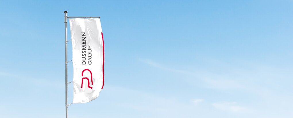 Dussmann Group Fahnen mit blauem Himmel 