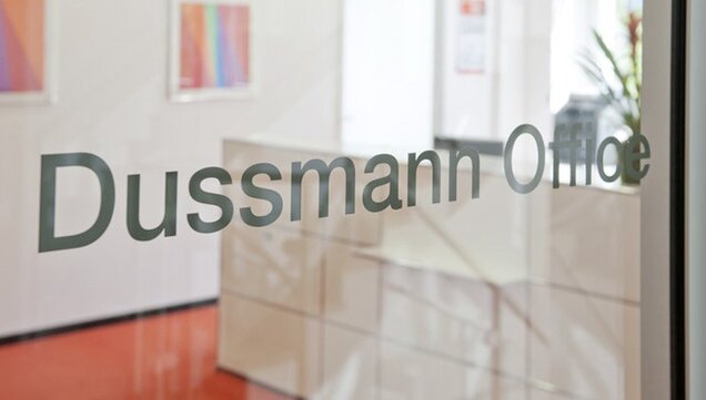Eingangsschild "Dussmann Office"