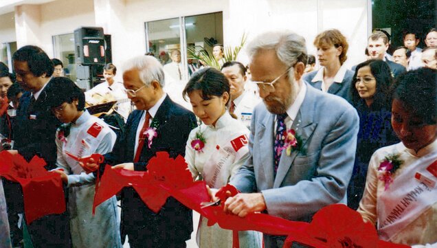 Peter Dussmann eröffnet Zentralküche des Cho Ray Hospital 