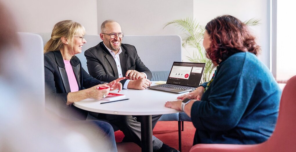 Gruppe bespricht Finanzdaten vor großem Bildschirm
