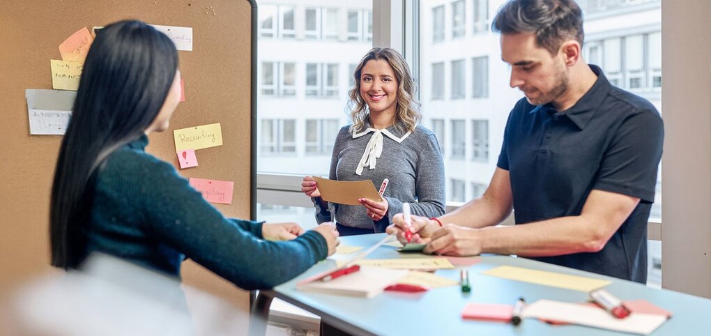 Teammeeting mit Flipchart und Notizen im Büro