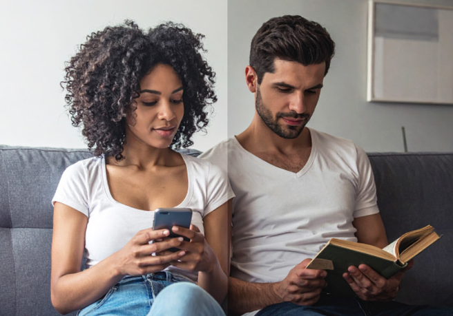 Zwei Personen sitzen auf einem Sofa, eine liest ein Buch, die andere nutzt ein Smartphone