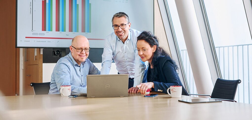 Drei Personen besprechen Qualitäts- und Sicherheitsprozesse