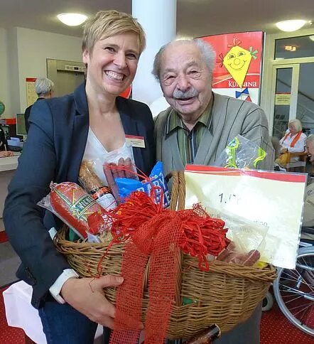 Der Gewinner der Tombola, Residenz-Bewohner Ernst Poppe mit Kursana-Direktorin Mag. Martina Steiner