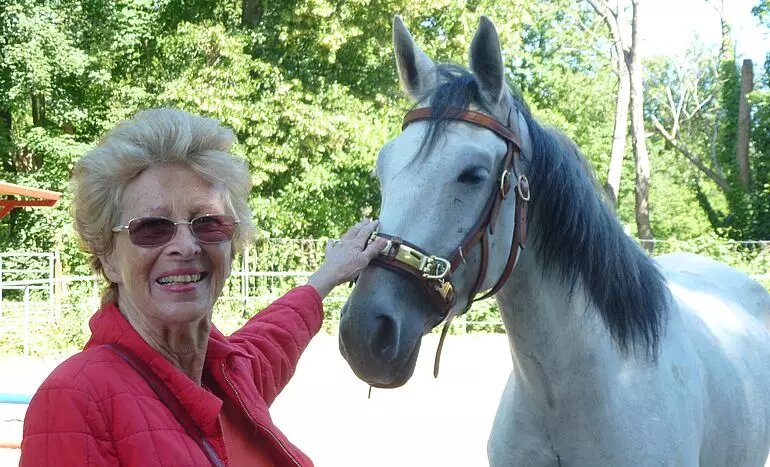 Bewohnerin mit einem Pferd | © Kursana