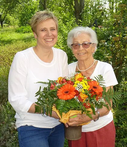 Gertrud Berghoffer mit einem Blumenstrauß 