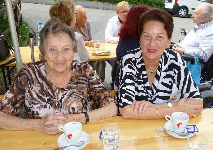 Residenzbewohner beim Kaffee Trinken
