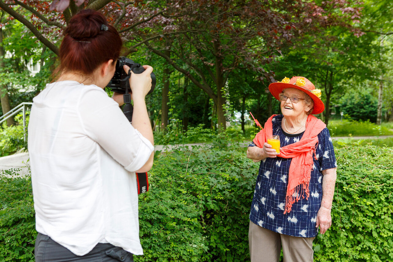 Bewohnerinnen schlüpften mit professionellem Make-up und Accessoires | © FOTObyHOFER/Christian Hofer