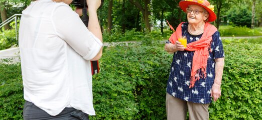 Bewohnerinnen schlüpften mit professionellem Make-up und Accessoires | © FOTObyHOFER/Christian Hofer