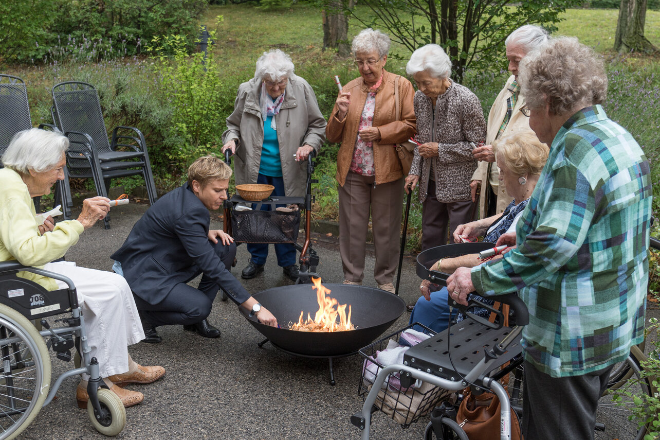  Direktorin Mag. Martina Steiner mit BewohnerInnen der Kursana Residenz  | © Catherine Ebser