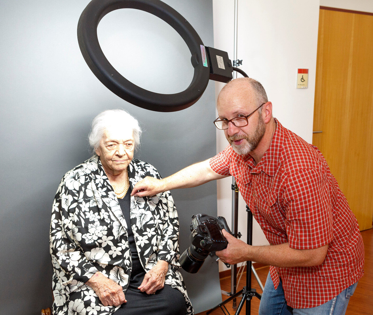 Der Fotograf bittet die Senioren für Porträt-Fotos vor die Kamera | © Martina Zowack