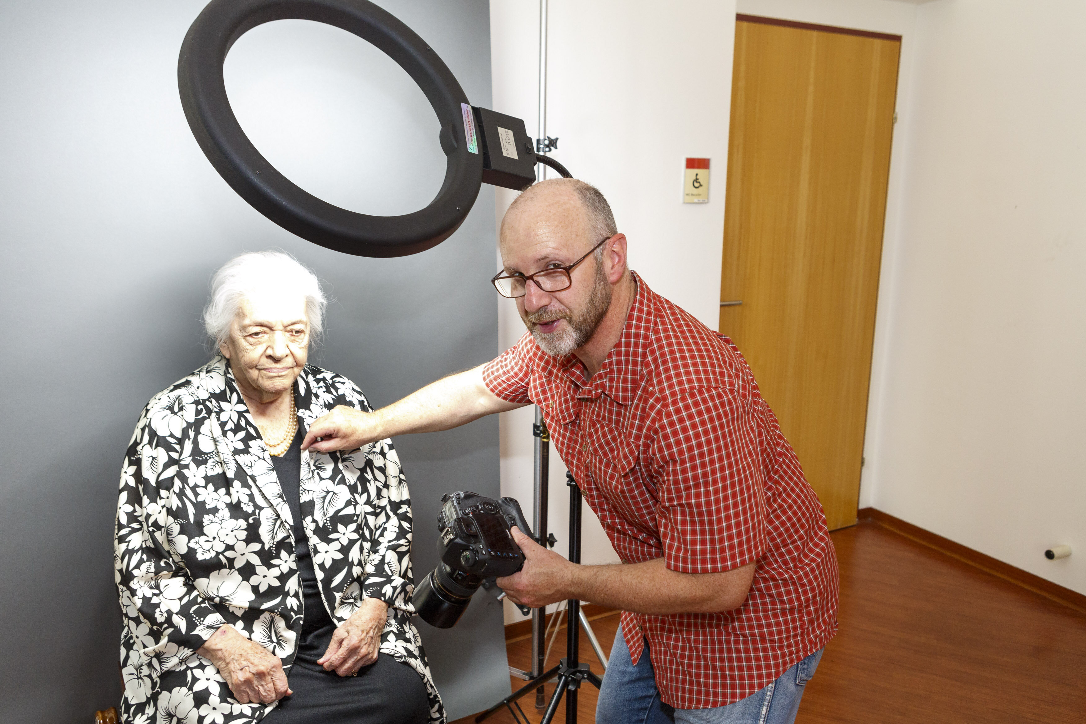 Christian Hofer beim „Making of“ der Porträtfotos der Senioren | © Martina Zowack