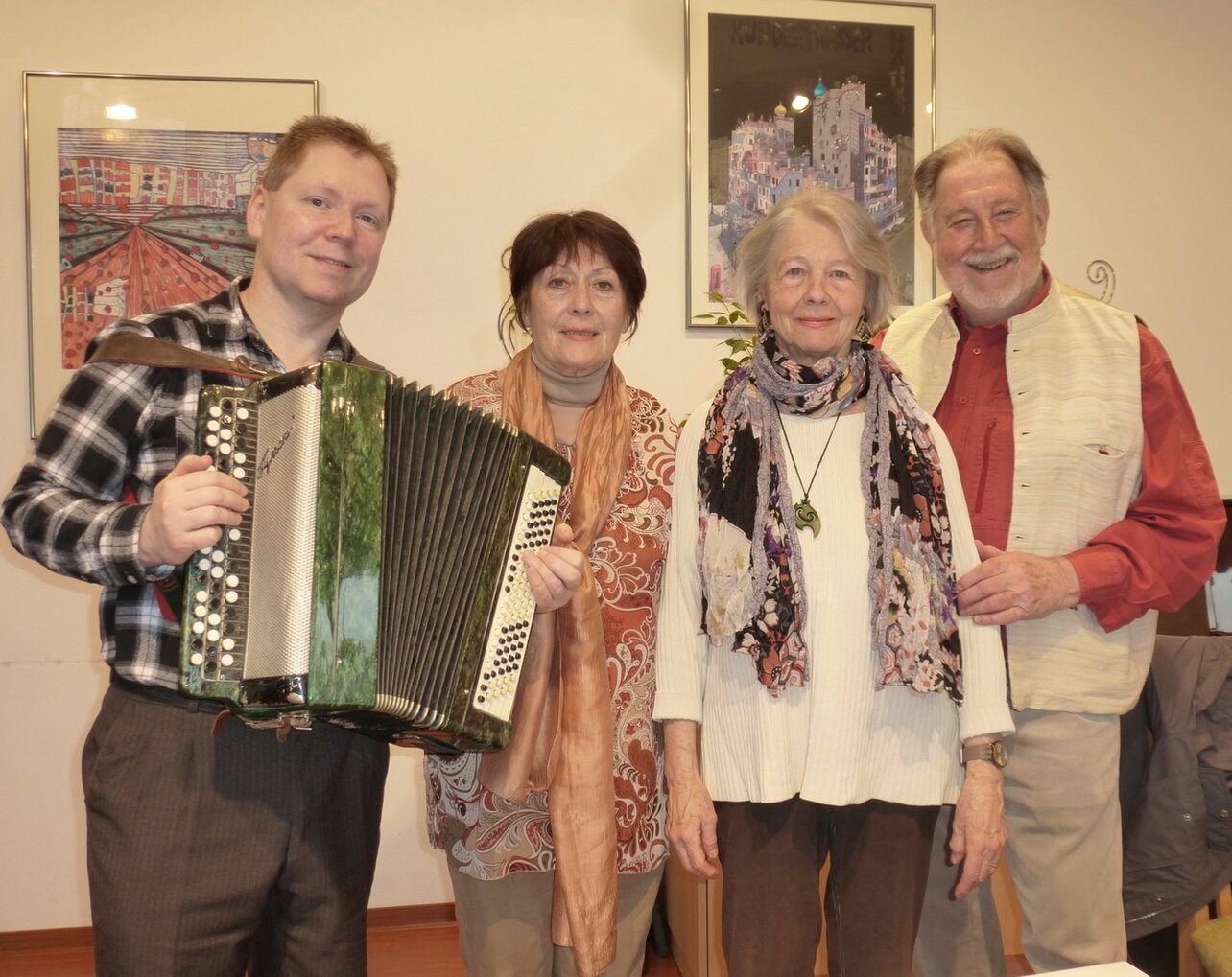 Sergey Fadeev begleitet die Schauspielern wieder auf der Knöpferl-Harmonika. | © Kursana