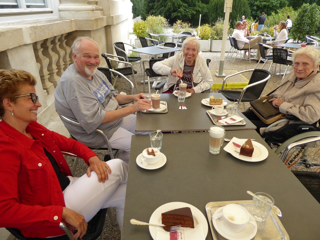 Auf der süßen Seite des Lebens: Anlässlich des Geburtstags einer Bewohnerin wurde in die Gloriette zu einer Kaffeejause geladen. | © Kursana