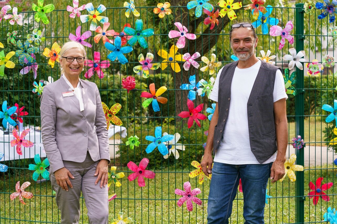 Kursana-Direktorin Dagmar Ludwig-Penall und Künstler Andreas Mathes | © BILDAGENTUR ZOLLES KG/Christian Hofer