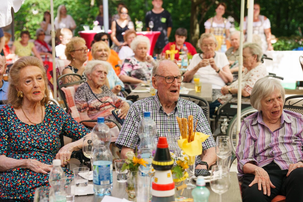 Auf der lauschigen Sonnenterrasse konnten die Gäste feiern | © FOTObyHOFER/Christian Hofer