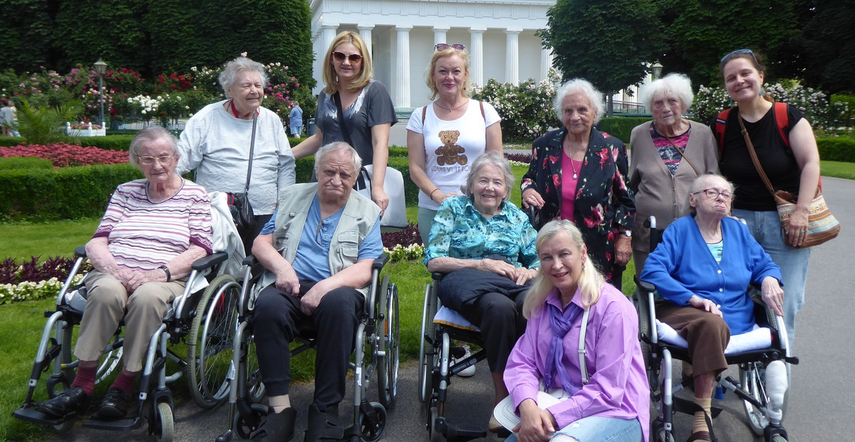 Gruppenfoto mit Kursana-Bewohnenden im Volksgarten Wien  | © Kursana