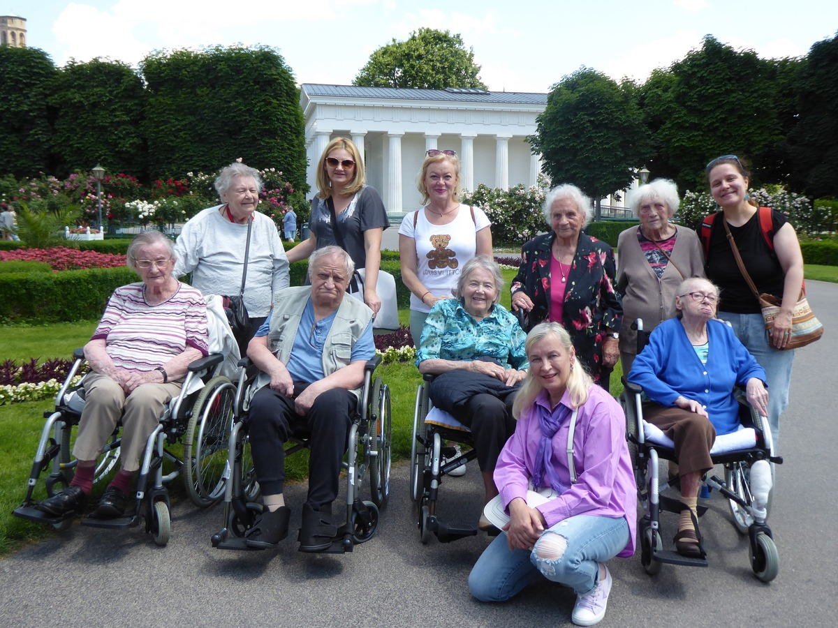 Gruppenfoto mit Kursana-Bewohnenden im Volksgarten Wien  | © Kursana