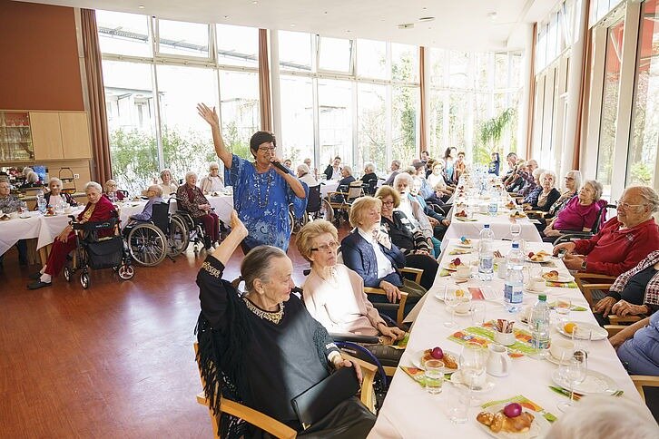 Charlotte Ludwig spielte mit den Sirtaki Schrammeln am Osterfest der Kursana Residenz | © Bildagentur Zolles KG/Christian Hofer