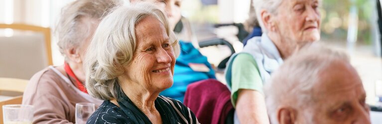Seniorinnen beim Vorlesetag Kursana Residenz Wien Tivoli