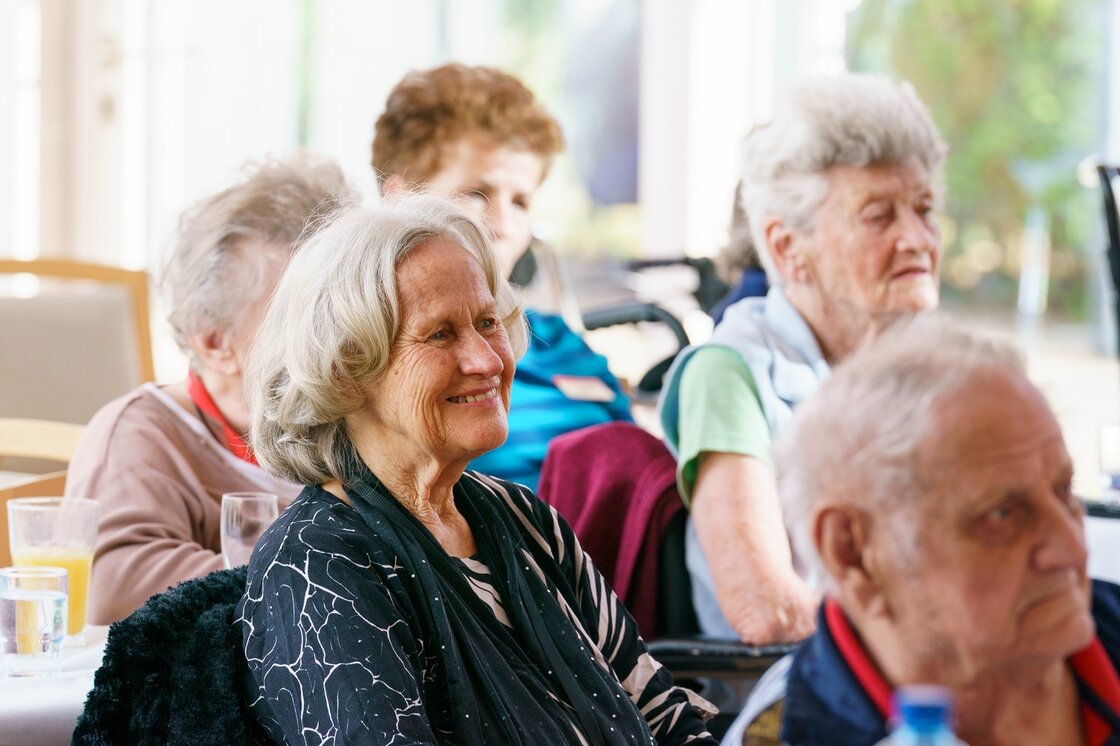 Seniorinnen beim Vorlesetag Kursana Residenz Wien Tivoli