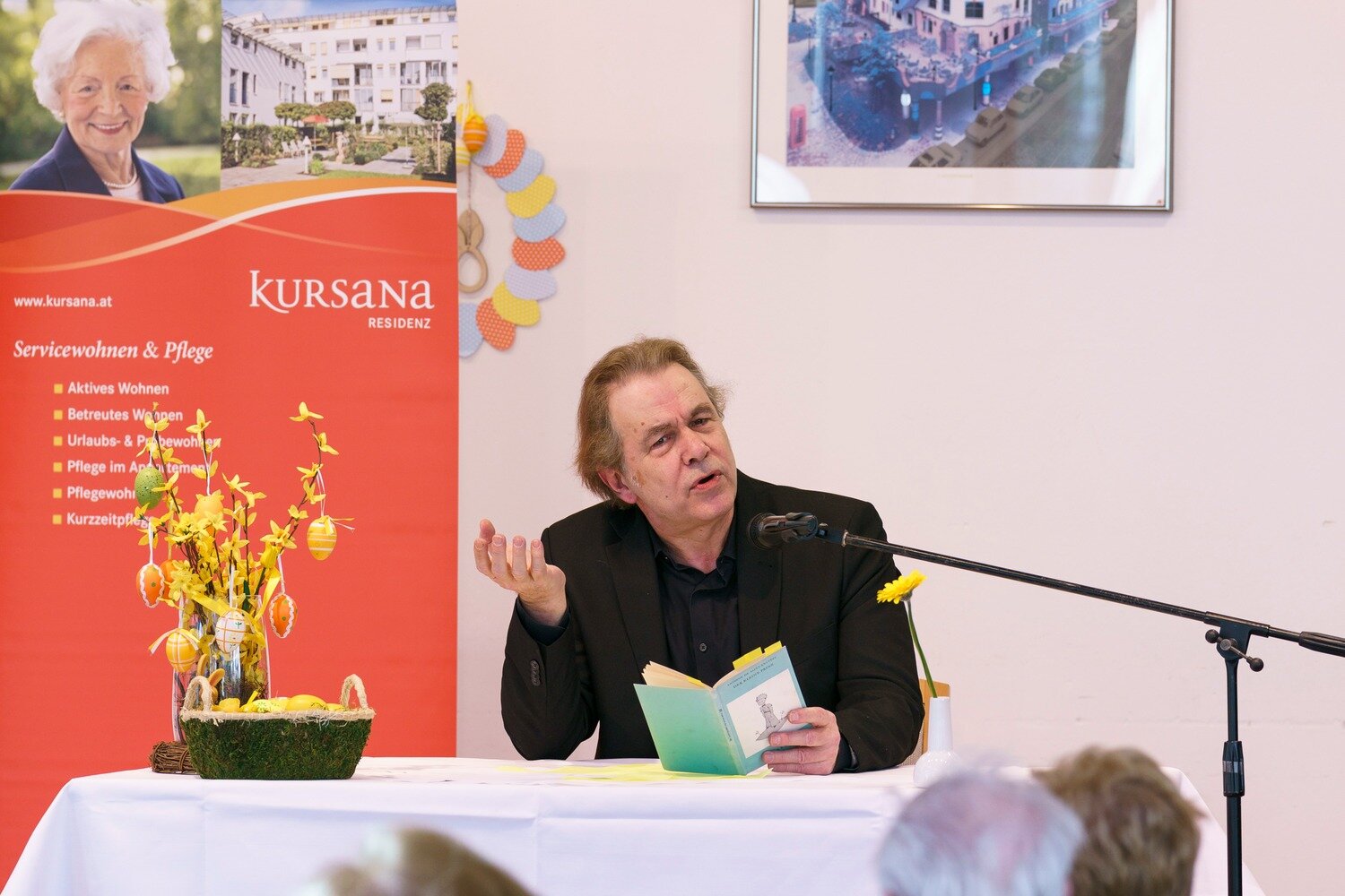 Stefan Fleming beim Vorlesetag bei Kursana Wien-Tivoli