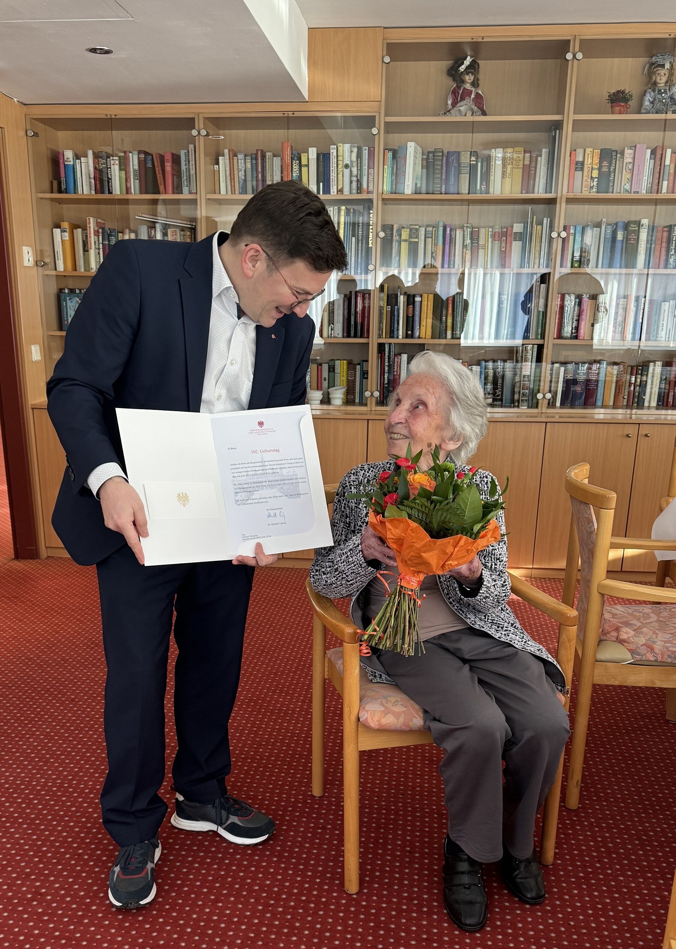 Im Beisein von Bezirksvorsteher Ing. Wilfried Zankl feierte Getraut Obermeier ihren 102. Geburtstag.  | © Kursana Residenz