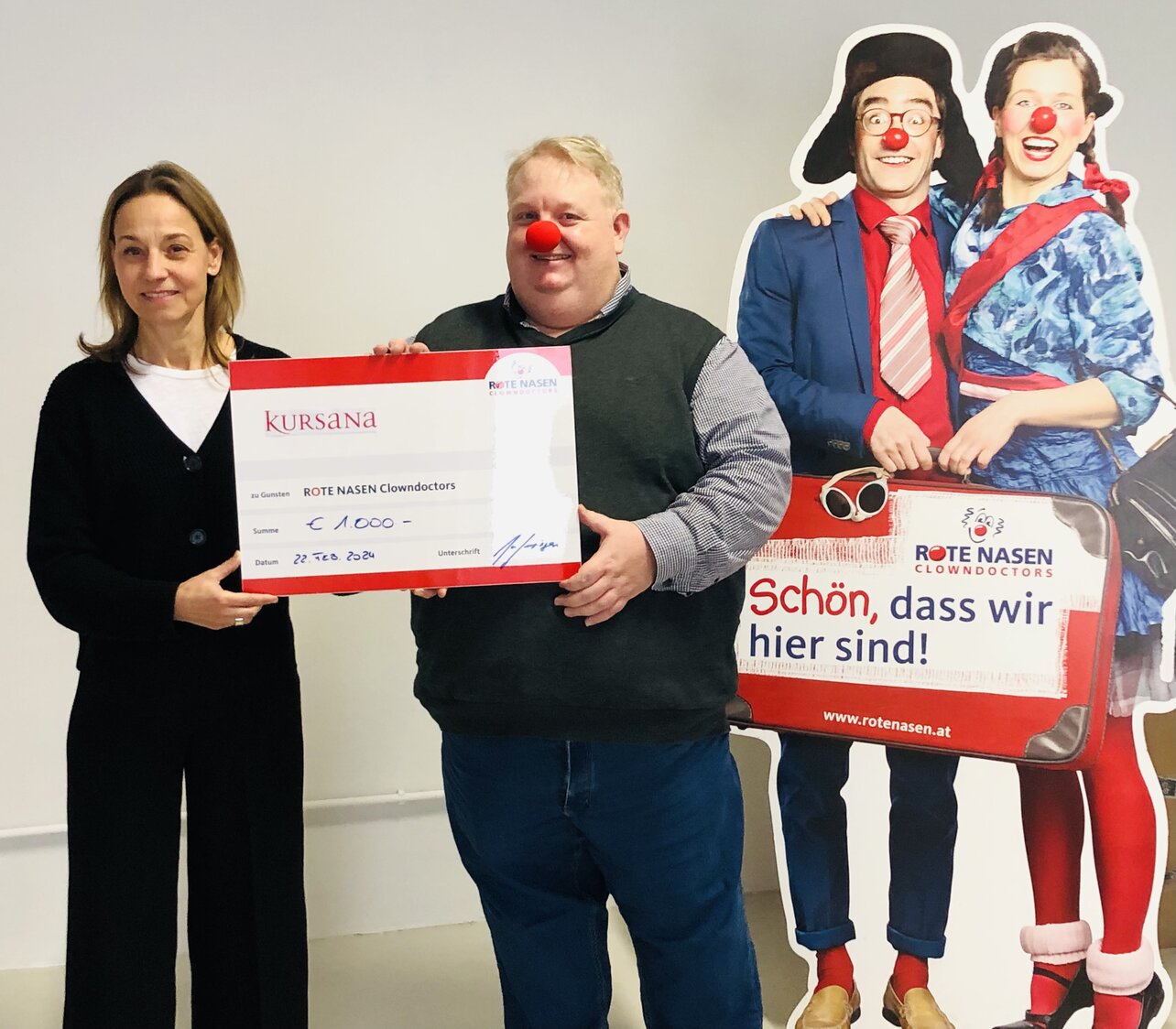 Jan Gumpinger, Leiter der Verwaltung bei Kursana, überreichte den Spendenscheck an Catharina Brand, Corporate Fundraising & Kooperationen der ROTE NASEN Clowndoctors. | © Kursana Residenz