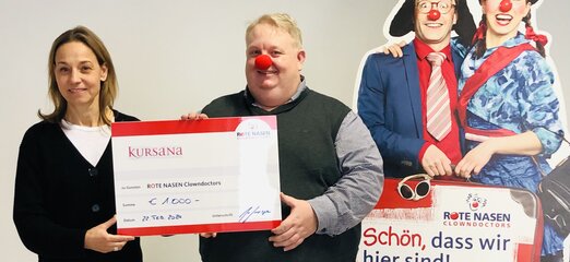 Jan Gumpinger, Leiter der Verwaltung bei Kursana, überreichte den Spendenscheck an Catharina Brand, Corporate Fundraising & Kooperationen der ROTE NASEN Clowndoctors. | © Kursana Residenz