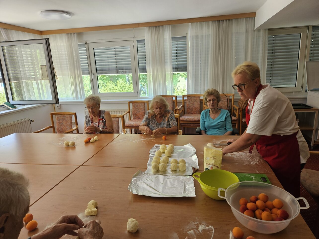 Ein letztes Mal vor der wohlverdienten Pension zaubert Hausdame Andrea Rauch gemeinsam mit den Bewohnerinnen und Bewohnern ihre beliebten Marillenknödel. | © Kursana