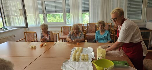 Ein letztes Mal vor der wohlverdienten Pension zaubert Hausdame Andrea Rauch gemeinsam mit den Bewohnerinnen und Bewohnern ihre beliebten Marillenknödel. | © Kursana