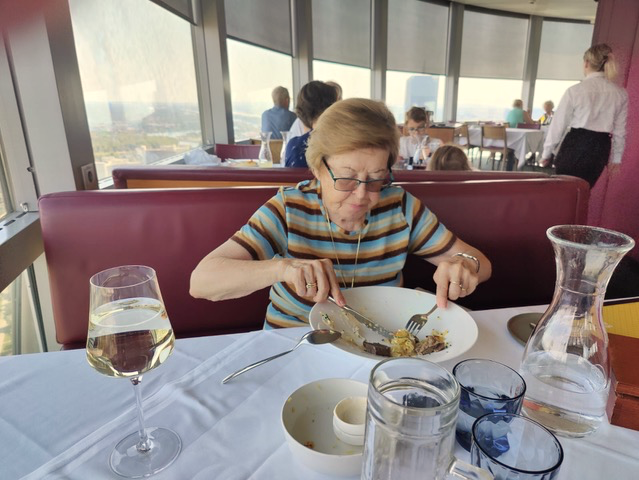 Vor dem Rutschen stärkte sich Frau Ludwig im Restaurant des Donauturms ausgiebig. | © Kursana