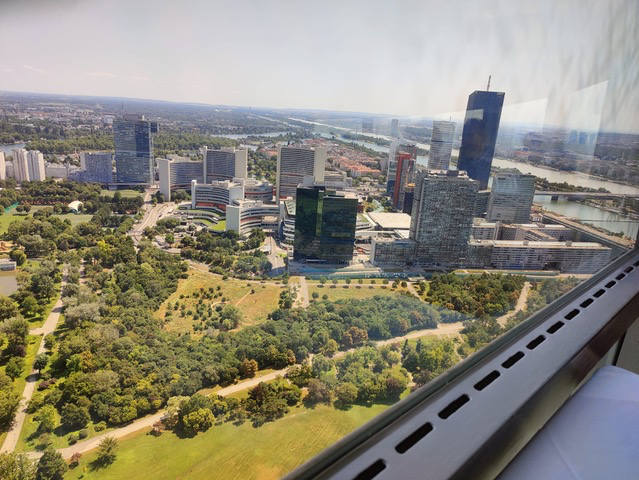 Beeindruckende Aussicht vom Donauturm auf die Donau-City sowie die Donauinsel. | © Kursana