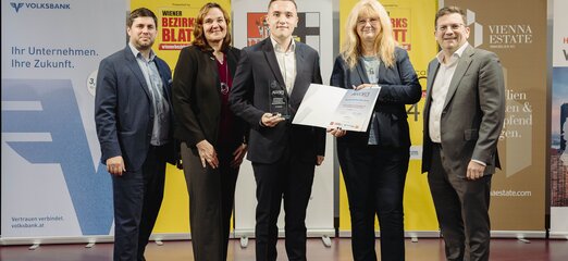 Übergabe der Auszeichnung durch Florian Prammer (Vienna Estate), Christiane Spiegel und Jennifer Kaiser (Volksbank), sowie Bezirksvorsteher Wilfried Zankl (von links nach rechts) | © Stefan Diesner