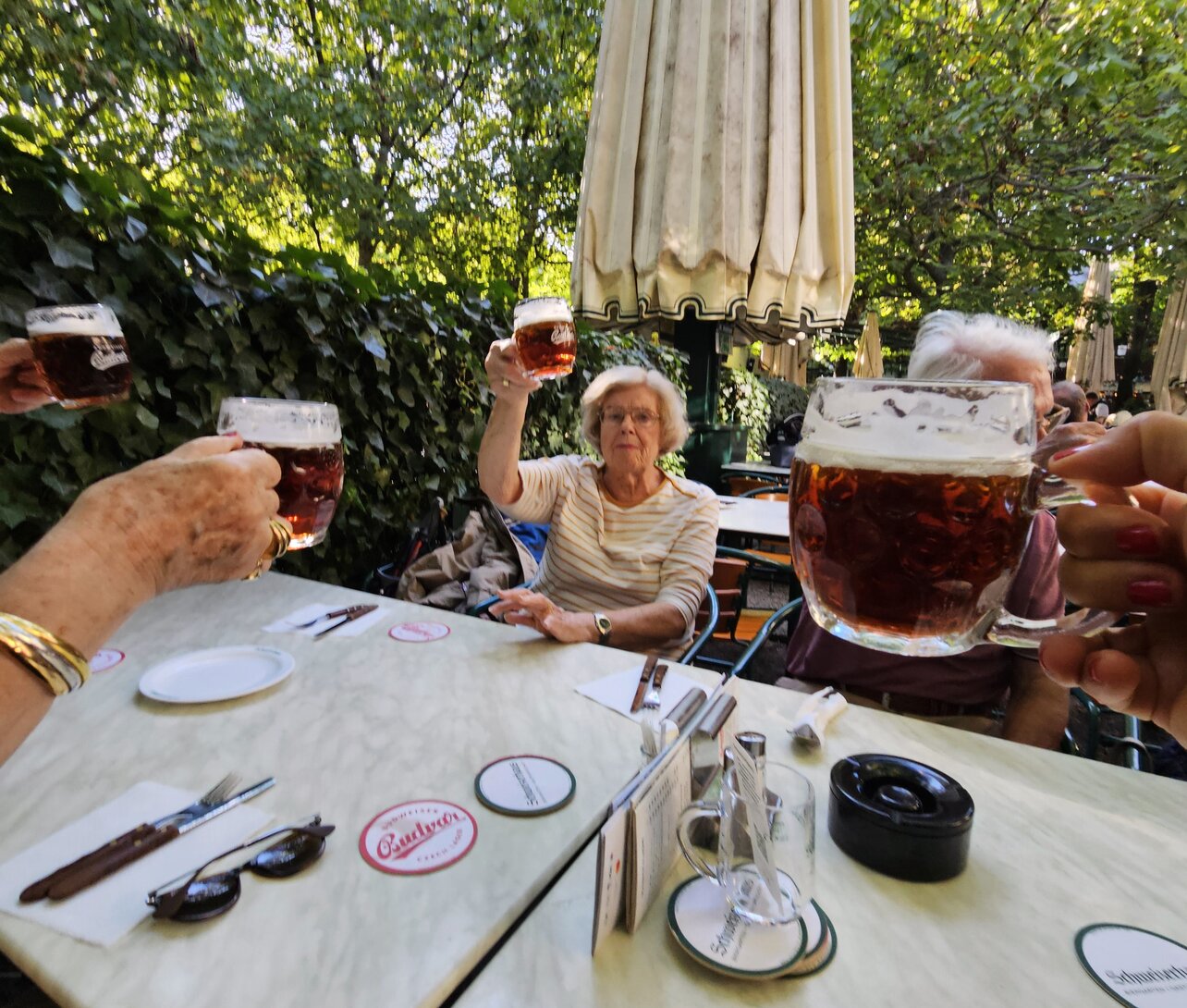 Abschließend stärkten sich die Bewohnerinnen und Bewohner im traditionsreichen Schweizerhaus. | © Kursana