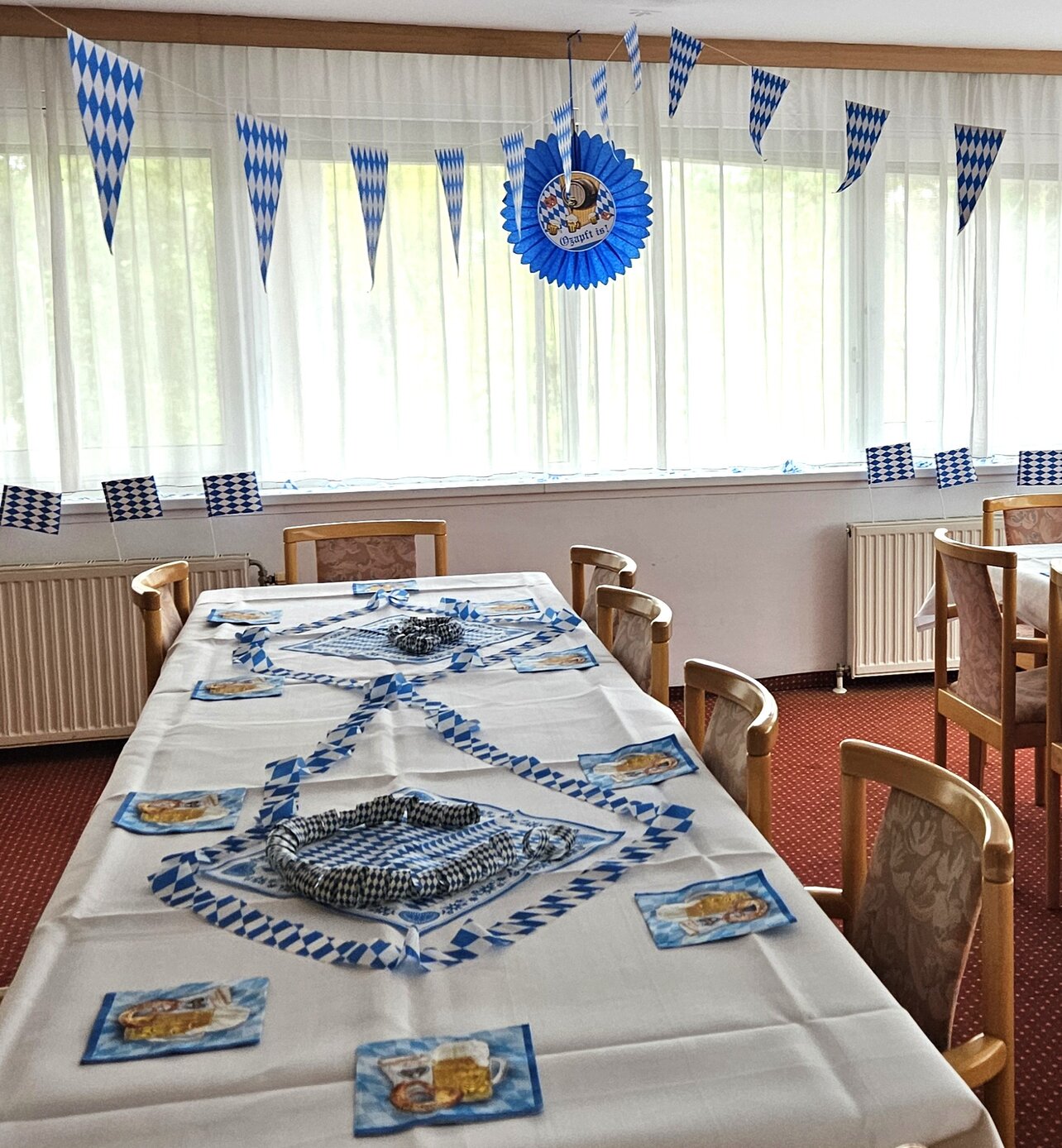 Festliche Stimmung in der Kursana Residenz: Passend zum Oktoberfest dominierten die bayrischen Landesfarben Blau und Weiß.  | © Kursana