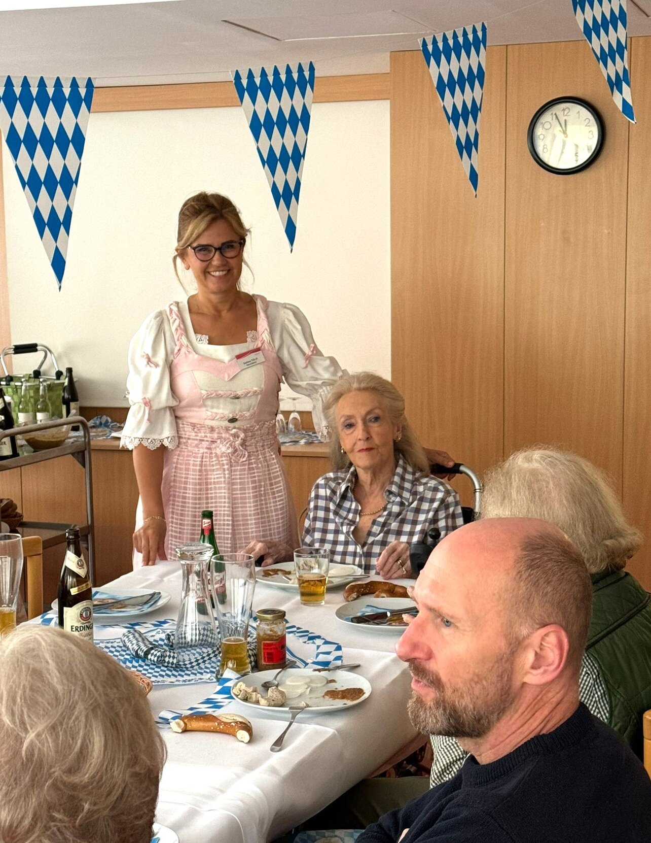 Die Bewohnerinnen und Bewohner genossen in bayrischer Tradition Weißwurst, Brezen und natürlich frisch gezapftem Bier. | © Kursana