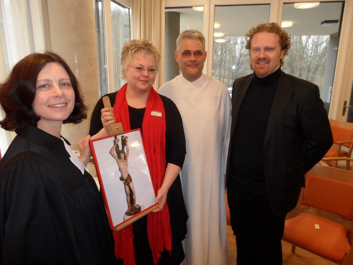 Segnung des Hauses St. Sebastian | © Segnung des Hauses St. Sebastian (Holzplastik im Bild), v. l. n. r, Pfarrerin Carmen Schneider Evangelische Auferstehungsgemeinde, Petra Stenzel, Pastoralreferent Dr. Thomas Hammer St. Vitus, Artur Wiebe, Pastor der Freien Evangelischen Gemeinde