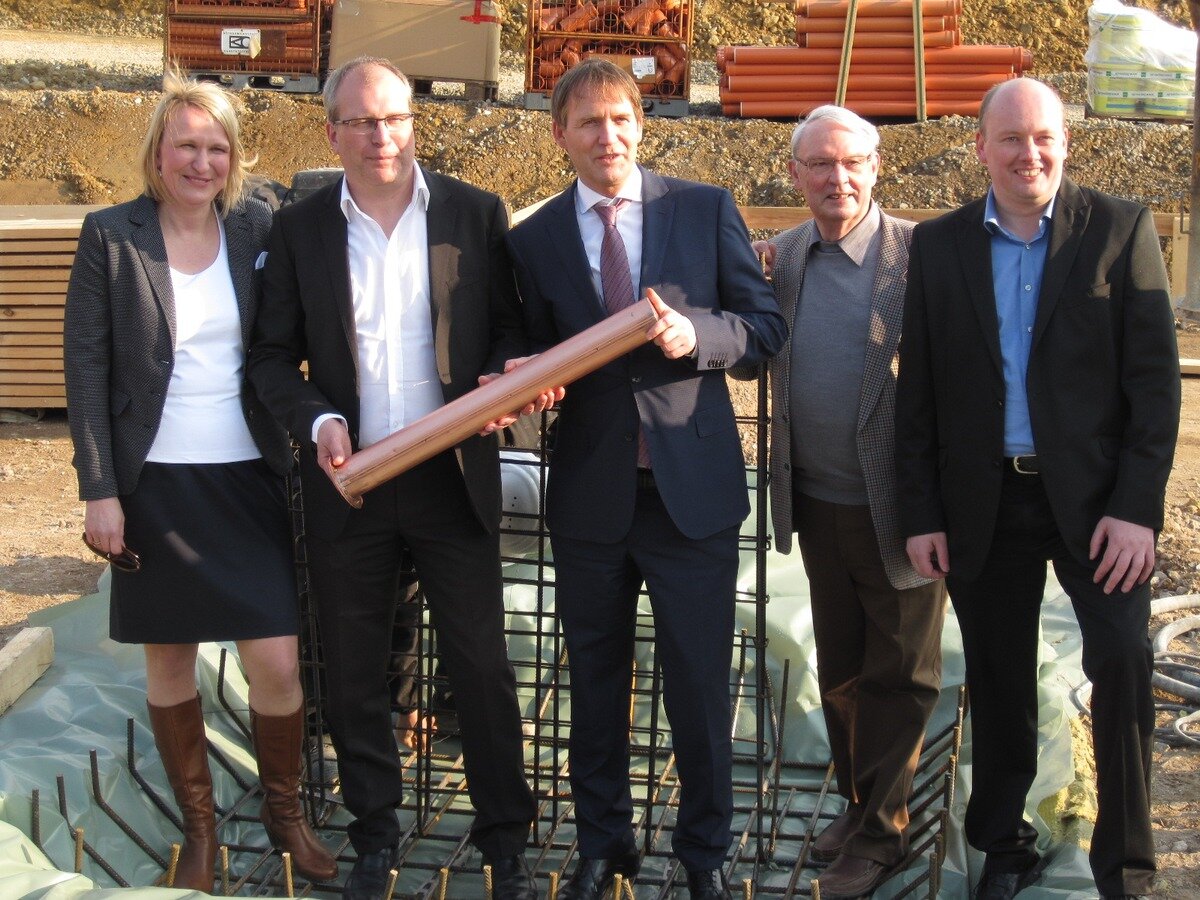 © Legten den Grundstein, v.l.n.r.: Kirsten und Dieter Stratmann, Jörg Braesecke, Hanno Filz und Marc Beer (Foto: Kursana, Steffen Hamann)