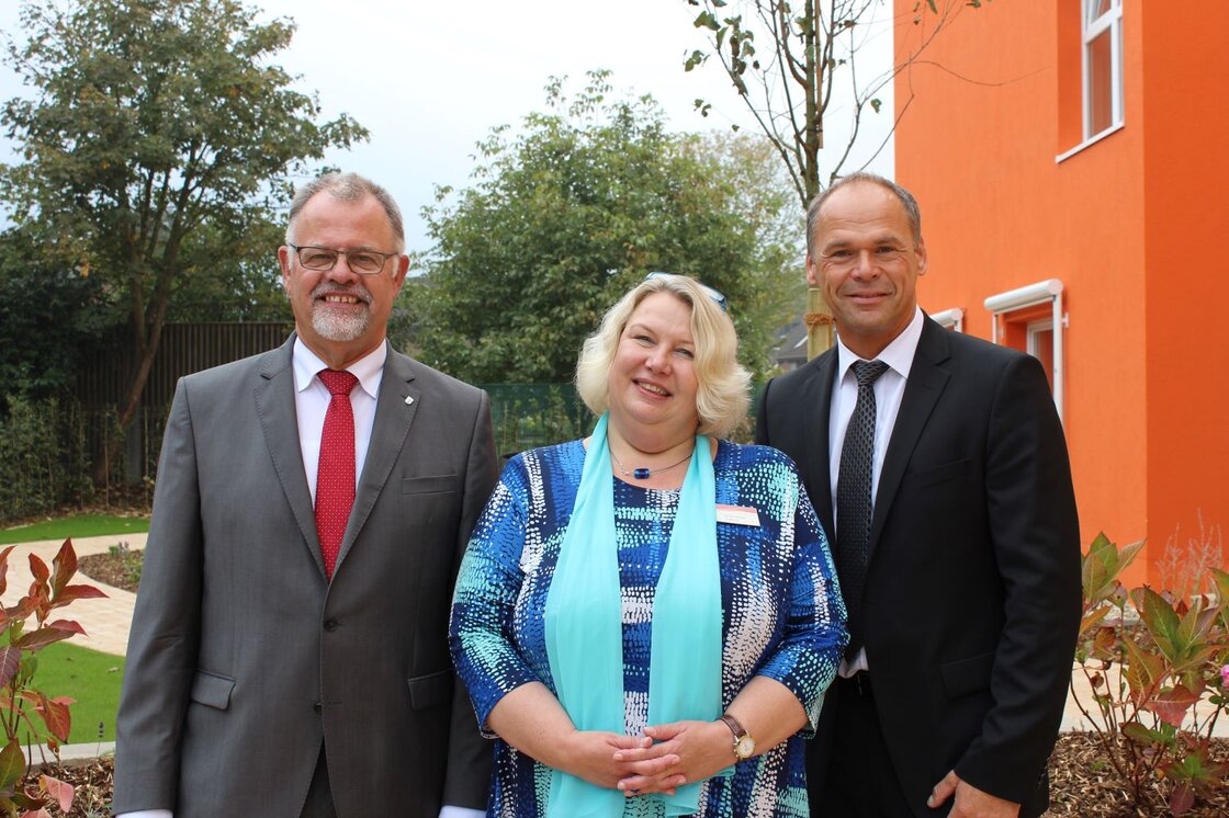 © Bürgermeister Hans-Josef Linßen, Direktorin Anja Weber und Kursana-Geschäftsführer Matthias Sommer (v. l. n. r.)