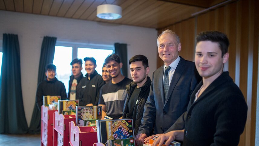 © Dr. Wolfgang Häfele, Sprecher des Vorstandes der Dussmann Group, und Simon Oder (rechts) vom SV Gablenberg mit jugendlichen Flüchtlingen (Copyright: Dussmann Group/ Foto: Florian Gerlach/vor-ort-foto.de)