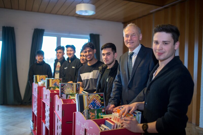 © Dr. Wolfgang Häfele, Sprecher des Vorstandes der Dussmann Group, und Simon Oder (rechts) vom SV Gablenberg mit jugendlichen Flüchtlingen (Copyright: Dussmann Group/ Foto: Florian Gerlach/vor-ort-foto.de)