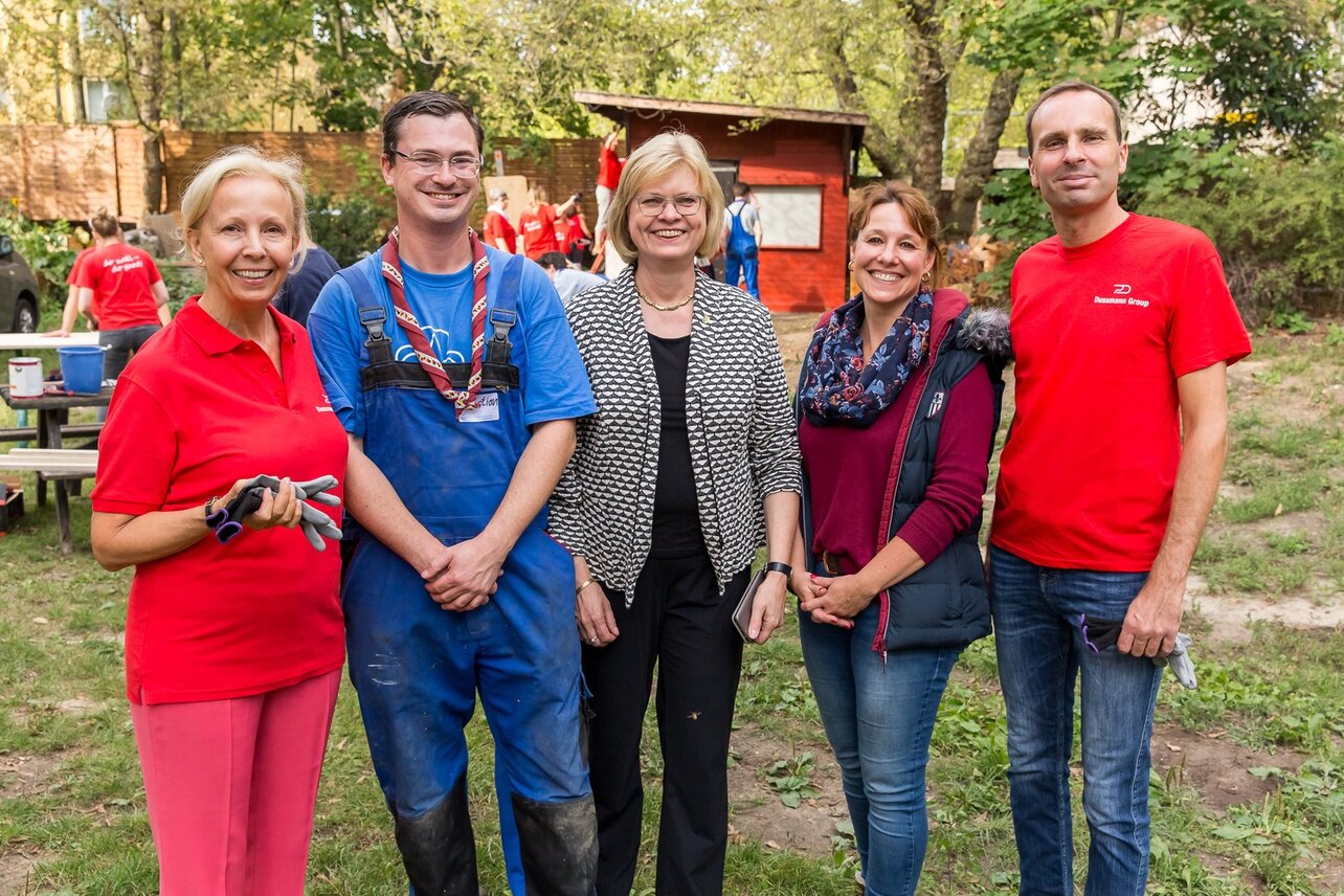 © v. l. n. r. Catherine von Fürstenberg-Dussmann, Christian Ronig (Bildungsreferent im VCP Berlin-Brandenburg), Bezirksbürgermeisterin Cerstin Richter-Kotowski, Bianca Sommerfeld, Wolf-Dieter Adlhoch (Vorstandssprecher Dussmann Group)