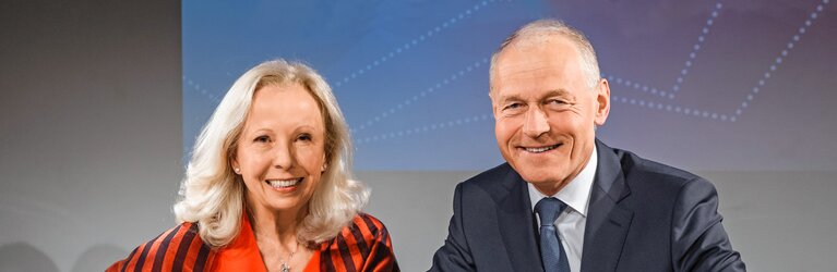 © Catherine von Fürstenberg-Dussmann, Vorsitzende des Stiftungsrates, und Dr. Wolfgang Häfele, Sprecher des Vorstandes, bei der Jahrespressekonferenz der Dussmann Group am 16. Mai 2019 in Berlin