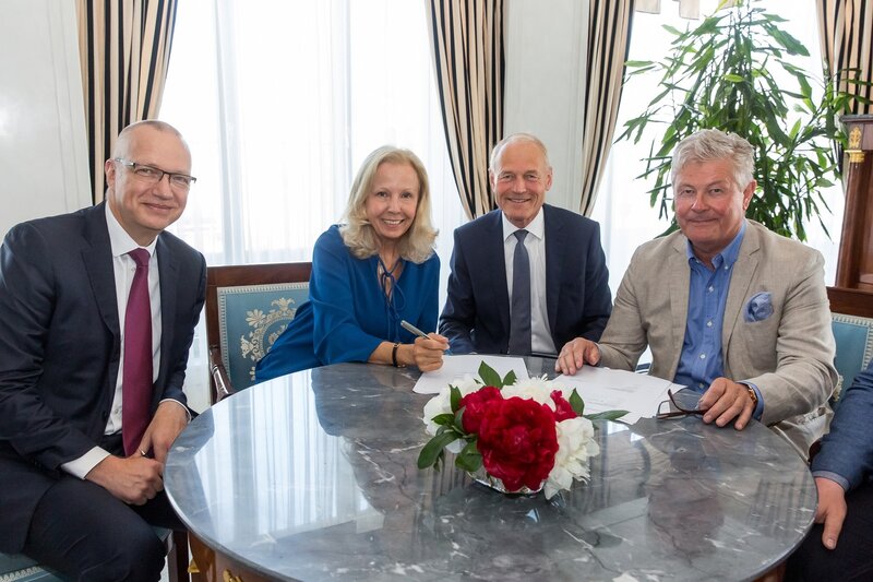© Stephan Possekel, Geschäftsführer DTS; Catherine von Fürstenberg-Dussmann, Vorsitzende des Stiftungsrates der Dussmann Group; Dr. Wolfgang Häfele, Sprecher des Vorstands der Dussmann Group; Eddie Walsh, CEO STS (v.l.n.r.)