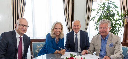 © Stephan Possekel, Geschäftsführer DTS; Catherine von Fürstenberg-Dussmann, Vorsitzende des Stiftungsrates der Dussmann Group; Dr. Wolfgang Häfele, Sprecher des Vorstands der Dussmann Group; Eddie Walsh, CEO STS (v.l.n.r.)