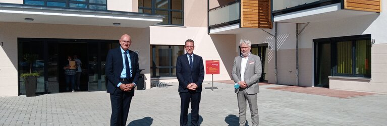 © Beim Rundgang durch das neue Quartier: Sunderns Bürgermeister Ralph Brodel, Kursana-Geschäftsführer Jens Harder und Quartiersmanager Volker Krol (v.l.n.r., Copyright: Kursana)