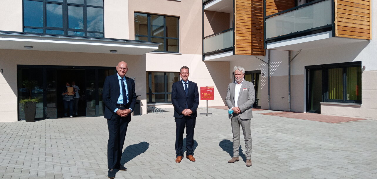 © Beim Rundgang durch das neue Quartier: Sunderns Bürgermeister Ralph Brodel, Kursana-Geschäftsführer Jens Harder und Quartiersmanager Volker Krol (v.l.n.r., Copyright: Kursana)