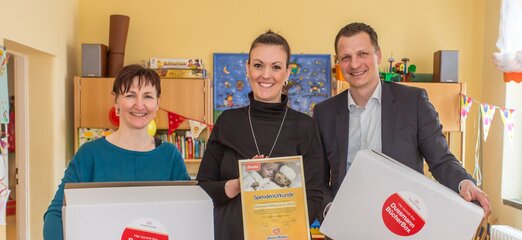 © Einrichtungsleiterin Denise Börner (links) freute sich über die Übergabe der BücherBoxen durch Dussmann-Niederlassungsleiter Stephan Schulte und Projektkoordinatorin Christina Schürer