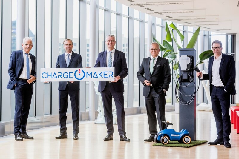 © Mainova board member Norbert Breidenbach, Dussmann executive board spokesman, Wolf-Dieter Adlhoch, Mainova board chairman Dr. Constantin H. Alsheimer, Dussmann CFO Dieter Royal, Björn Dethlefsen